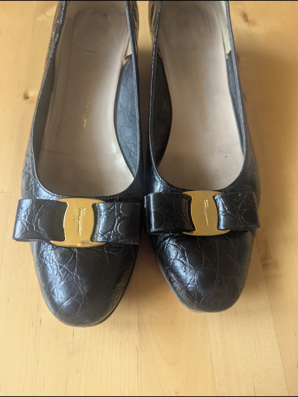 Salvatore Ferragamo Black Leather Vara Bow Low Heel Pumps - Size 9 - Picture 3 of 6
